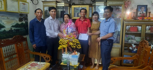 Nhân kỷ niệm 76 năm ngày Thương binh - Liệt sĩ (27/7/1947 - 27/7/2023), vừa qua, các đồng chí đại diện Đảng ủy – HĐND – UBND – UBMTTQVN  Xã Ea kly đã đến thăm, tặng quà, động viên các gia đình chính sách, người có công với cách mạng trên địa bàn xã Eakly